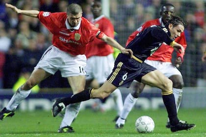 Redondo se queda con la pelota, Keane no puede impedirlo: el argentino fue amo y señor aquella noche histórica en Old Trafford, cuando Real Madrid eliminó a Manchester United