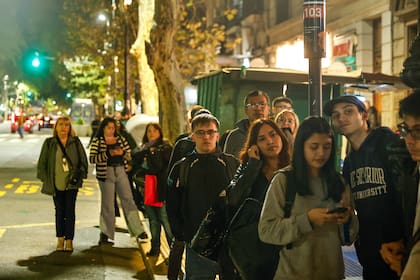 Reducción de frecuencias de colectivos en el AMBA. Avenida de Mayo y Chacabuco, parada de la línea 86.