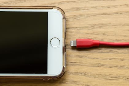 Reducir el brillo de la pantalla y activar la conexión al WiFi son dos maneras de cuidar la carga de la batería