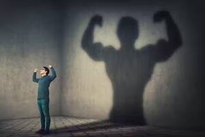 Reducir el ejercicio del poder a la simple consecuencia de las tendencias individuales no permite dar cuenta de las transformaciones que puede producir en cada individuo