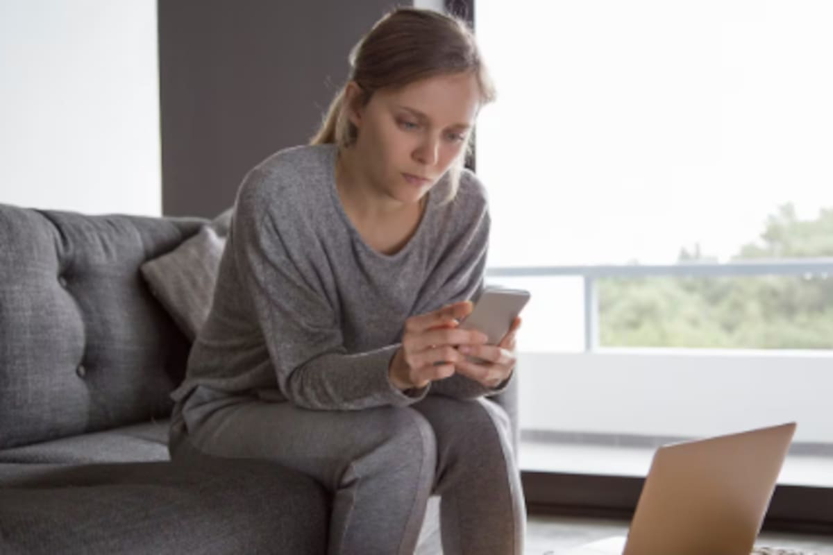 Reducir el uso del celular puede ser complicado debido a las constantes notificaciones y estímulos que ofrecen estos dispositivos