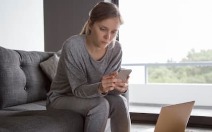 Reducir el uso del celular puede ser complicado debido a las constantes notificaciones y estímulos que ofrecen estos dispositivos