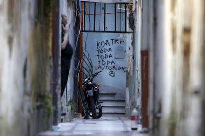 Reducto ácrata: tras el fallido atentado al mausoleo de Ramón L. Falcón en el cementerio de la Recoleta, la policía allanó una casa tomada en Pavón 2435, donde detuvo a diez anarquistas