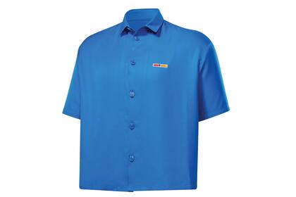 Reebok se destaca con la camisa manga corta “G”, de poplín, lisa en el frente y con un amplio logo hecho en pespunte.