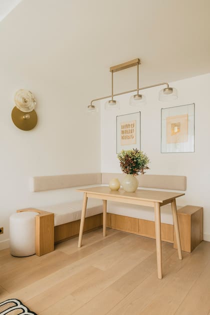 Reemplazaron el parquet por un entablonado de madera que da una base visualmente más moderna y serena. El banco amurado ocupa mucho menos espacio que tener cuatro sillas y, además, se hizo con cajones