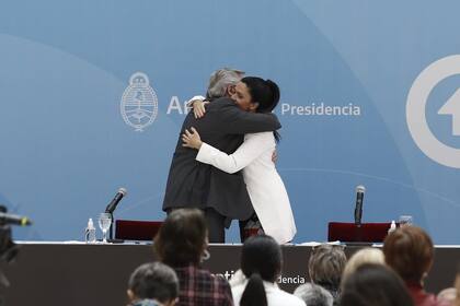 Reencuentro: el abrazo entre Fernández y Volnovich, todo un gesto hacia La Cámpora
