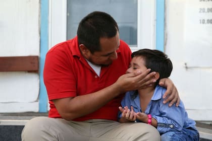 Reencuentro entre Jeremy y su padre en el refugio "La Posada Providencia" en San Benito, Texas