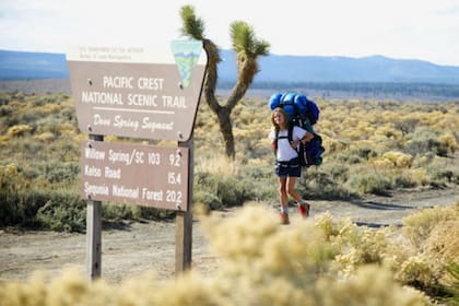 Reese Witherspoon camina el Pacific Crest Trailer en Alma salvaje de Jean-Marc Vallèe