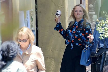 Reese Witherspoon apuntando contra Meryl Streep en la nueva temporada de Big Little Lies
