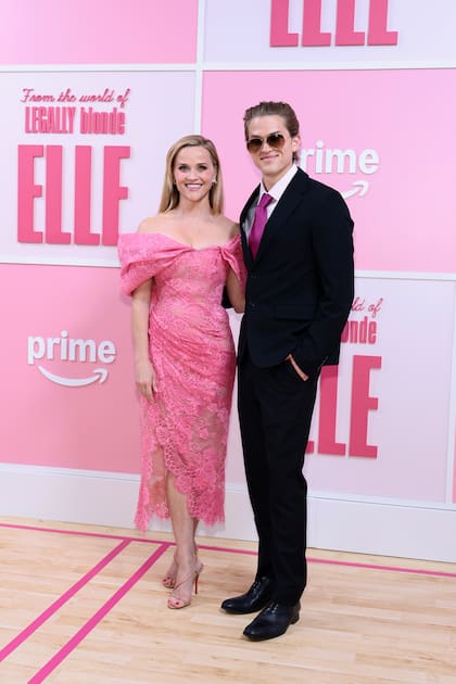Reese Witherspoon y su hijo Deacon Phillippe en la premiere de Elle, con looks engamados