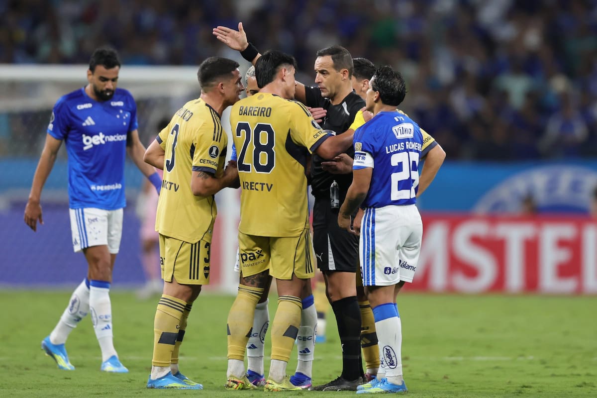 Referee Esteban Ostojich, of Uruguay, gestures after showing a red card to Adam Bareiro of Argentina's Boca Juniors during a Copa Libertadores Group D soccer match against Brazil's Cruzeiro in Belo Horizonte, Brazil, Tuesday, April 28, 2026. (AP Photo/Gilson Lobo)