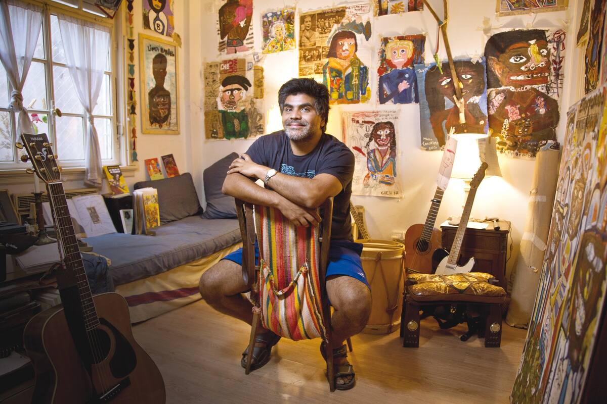 Referente de la literatura periférica local, ahora también pinta. Su obra se expone, como una distopía, en un monoambiente