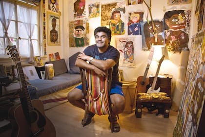 Referente de la literatura periférica local, ahora también pinta. Su obra se expone, como una distopía, en un monoambiente