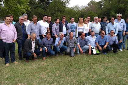 Referentes del peronismo provincial se encuentran reunidos en el club Villa Tesei