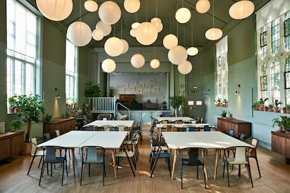 Refettorio Felix: una cocina comunitaria y comedor en el Centro St. Cuthbert's de Londres, que provee comida para personas viviendo en situación de vulnerabilidad.