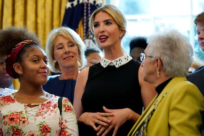 Cuello statement, un toque de elegancia al que suele recurrir en ocasiones especiales