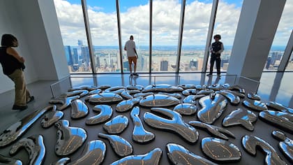 Reflect, de la artista japonesa Yayoi Kusama.