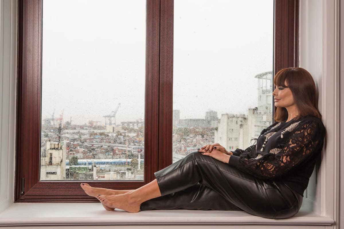 Reflexiva, mira Buenos Aires
desde la ventana de un piso
17 y repasa sus veinte años de
ausencia. Volvió al país en 2015
con su actual marido, Diego de la
Torre, y su hija Luna.