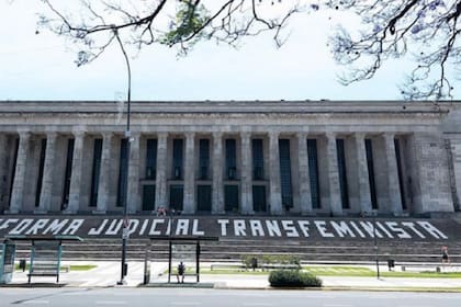 "Reforma judicial transfeminista", el reclamo en las escalinatas de la UBA