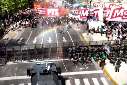 La CGT marcha al Congreso contra la reforma laboral mientras el Senado debate el proyecto