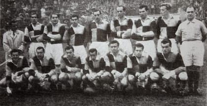 Reforzado por los buenos jugadores de C.U.B.A, Atalaya ganó el campeonato '54 y ascendió a primera división.
