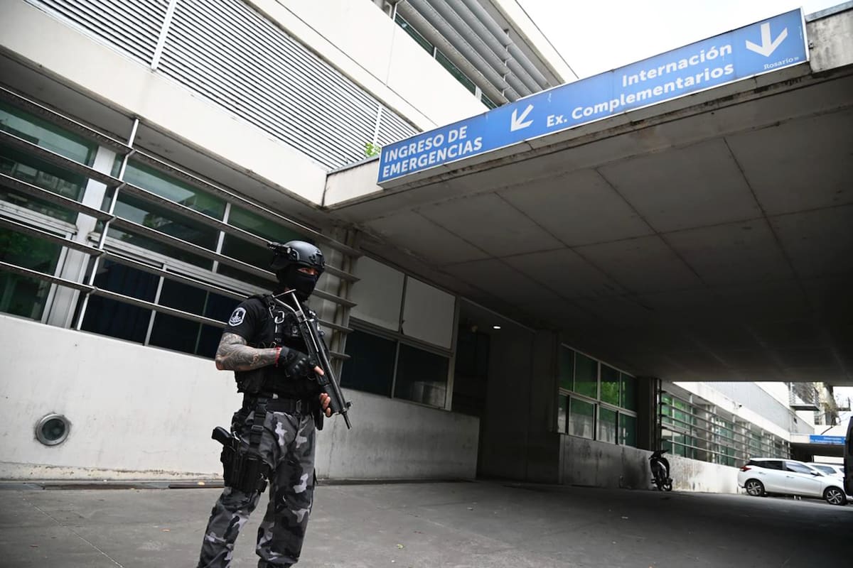 Reforzaron la seguridad en el Hospital de Emergencias de la ciudad de Rosario, donde son atendidos los heridos de la balacera en un barrio