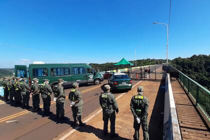 Reforzaron las operaciones de tropas provinciales y federales para evitar que las organizaciones criminales trafiquen drogas durante el aislamiento obligatorio; también prestan asistencia social y alimentaria