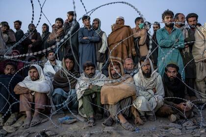 Refugiados afganos esperan ser registrados en un campamento cerca de la frontera entre Pakistán y Afganistán, en Torkham, Afganistán, el sábado 4 de noviembre de 2023. (AP Foto/Ebrahim Noroozi)