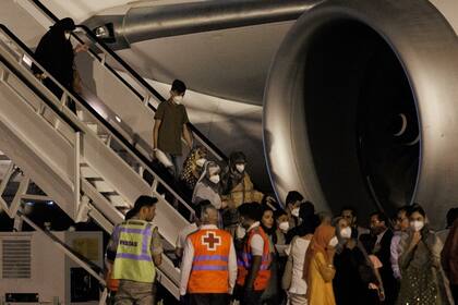 Refugiados afganos llegan a la base aérea Torrejón en España el 10 de agosto de 2022. . (Alejandro Martinez Velez/Europa Press via AP)