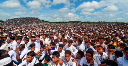 Refugiados rohingya se reúnen para conmemorar el segundo aniversario del éxodo en el campamento de Kutupalong