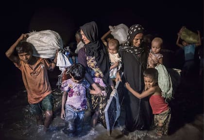 Refugiados rohingyas llegan con lo puesto a Bangladesh luego de una peligrosa travesía por mar