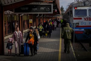 Refugiados ucranianos lloran al reunirse en el cruce fronterizo de Medyka, Polonia