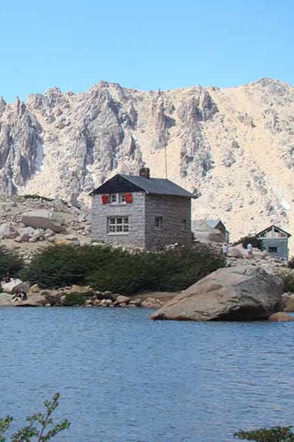 Los trekkings que proponen los refugios de montaña de Bariloche deparan sorprendentes vistas de la cordillera.