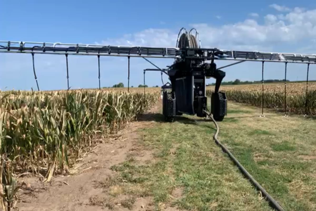 Regador que distribuye agua o purines en toda la superficie de un lote, aún en las esquinas