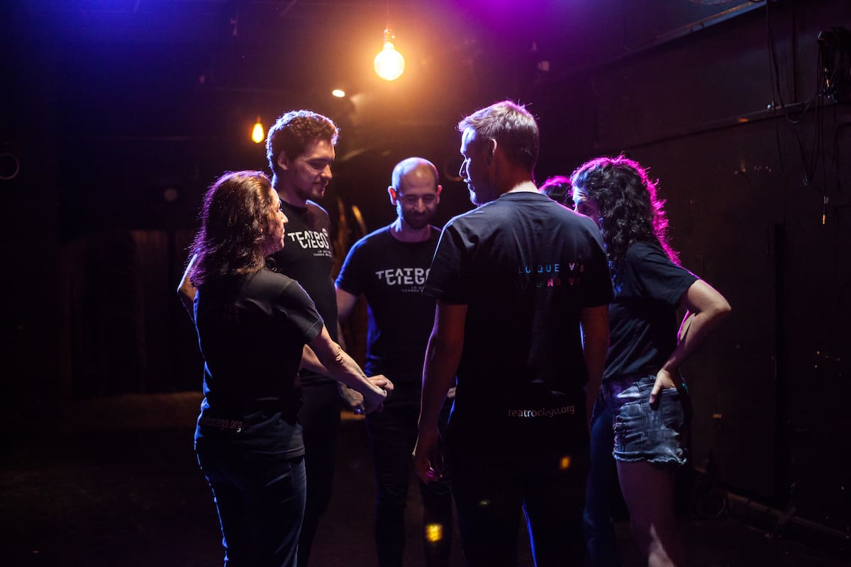 Regalar experiencias es regalar recuerdos. Una ida al Teatro Ciego puede ser un evento súper memorable.