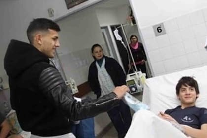 Regalos y sonrisas en la visita de los jugadores, entre ellos Parades