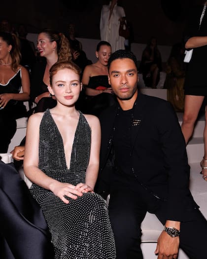 Regé-Jean Page, protagonista de la campaña del Armani Code Parfum junto a la actriz Sadie Sink, ambos con estilismo de la casa.