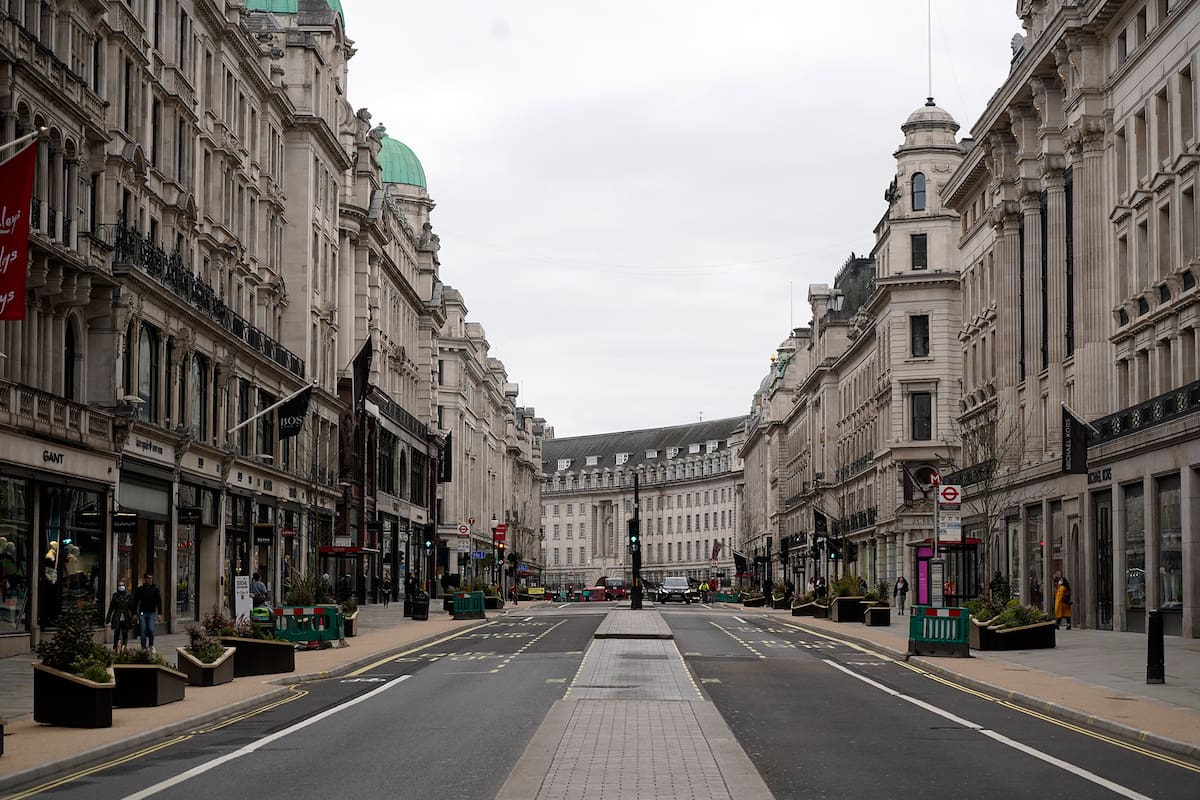 Regent Street casi desierta en Londres el domingo 21 de marzo de 2021, mientras el gobierno se prepara para levantar gradualmente las restricciones luego de un tercer cierre para combatir la propagación del coronavirus