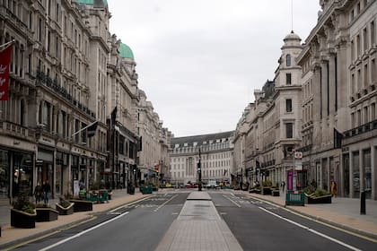 Regent Street casi desierta en Londres el domingo 21 de marzo de 2021, mientras el gobierno se prepara para levantar gradualmente las restricciones luego de un tercer cierre para combatir la propagación del coronavirus