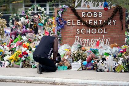 Reggie Daniels se inclina ante un memorial en la Escuela Primaria Robb el 9 de junio de 2022 en Uvalde, Texas, donde un tiroteo dejó 21 personas muertas el 24 de mayo. (Foto AP/Eric Gay, Archivo)