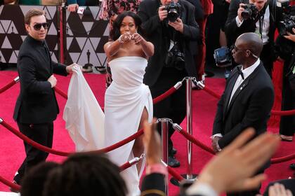 Regina King, de muy buen humor en la alfombra roja en la noche en la que podría obtener el primer Oscar de su carrera