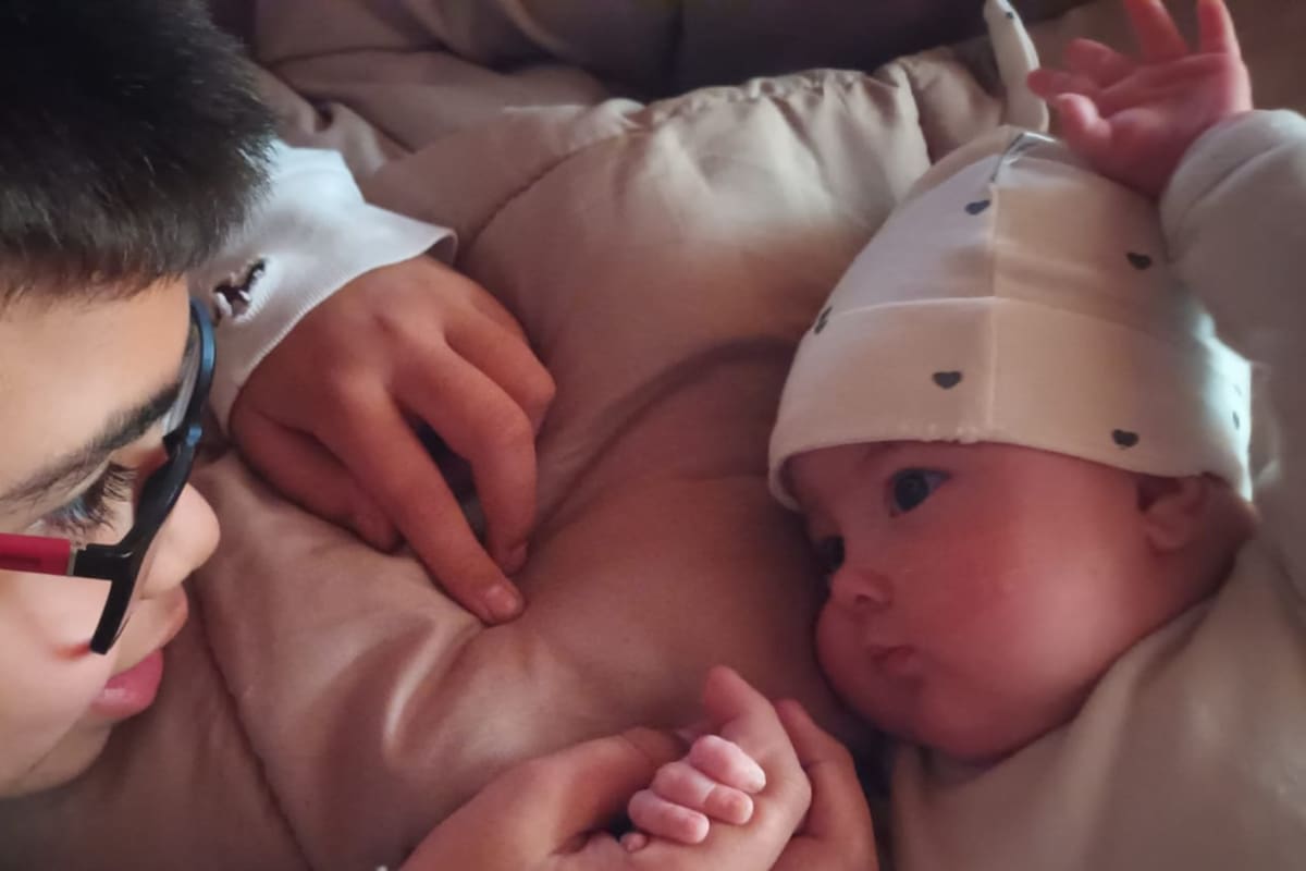 Regina, junto a su amado hermano Tobías.