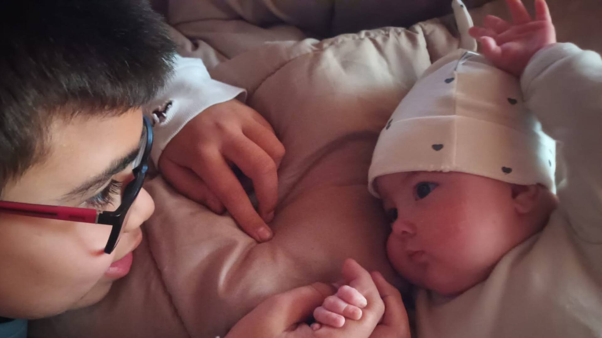 Regina, junto a su amado hermano Tobías.