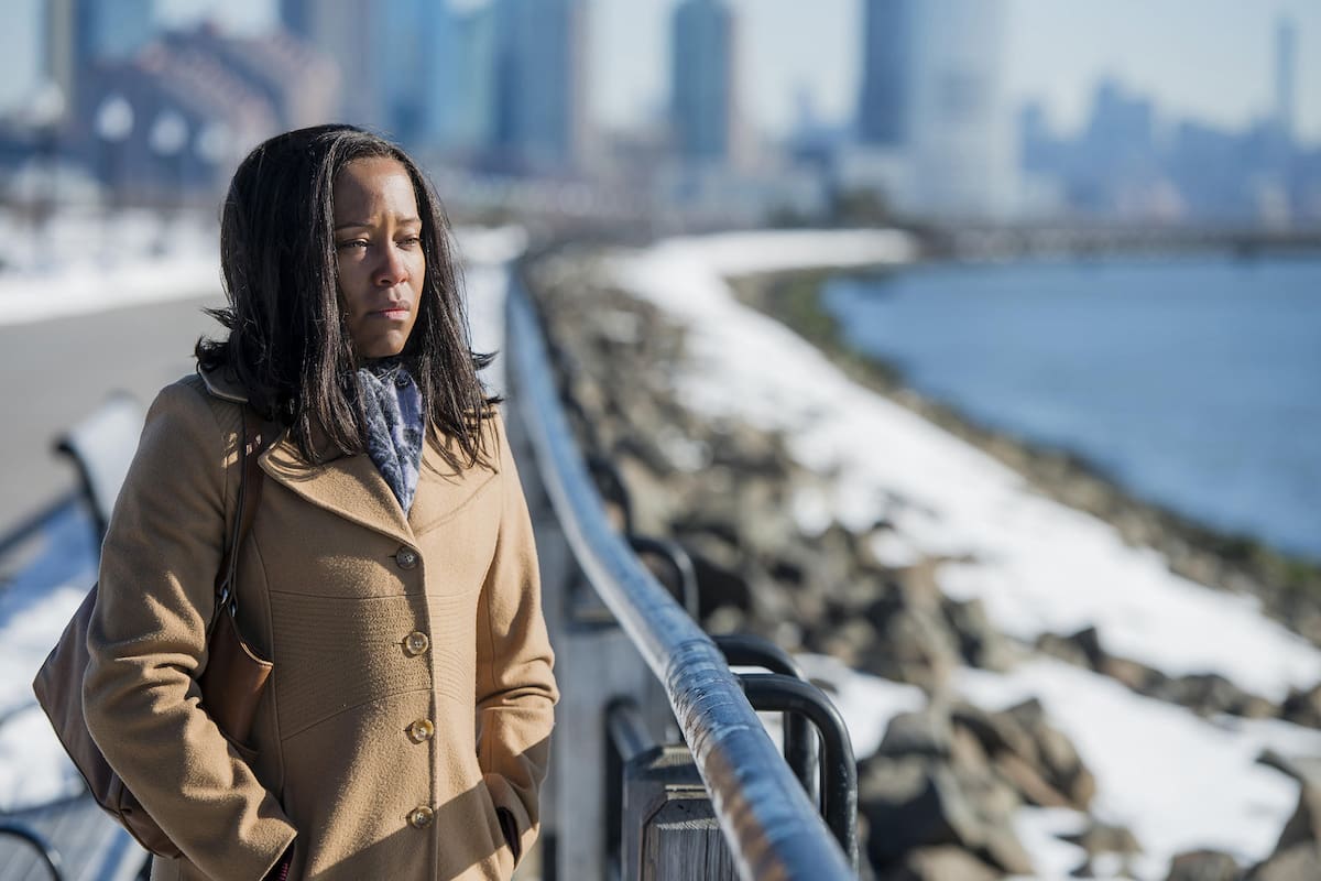 Regina King es la protagonista de Seven Seconds, centrada en la muerte de un joven negro atropellado por un policía en una ruta de Nueva Jersey