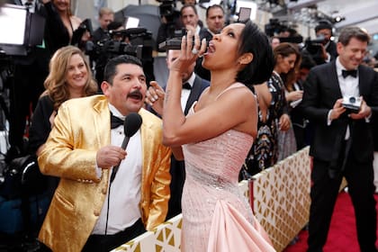 Regina King reacciona durante una entrevista en la alfombra roja durante los Oscar