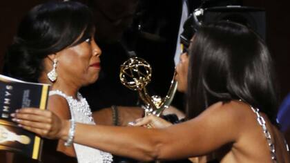 Regina King recibe el premio a mejor actriz de reparto en miniserie por una emocionada Taraji P. Henson