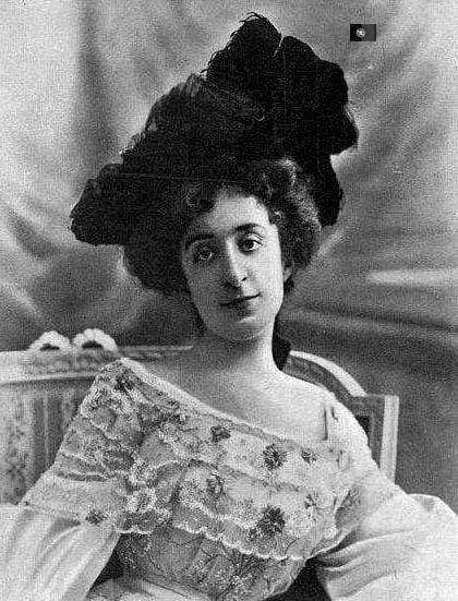 Regina Pacini dejó su carrera de cantante lirica cuando se casó con Alvear.