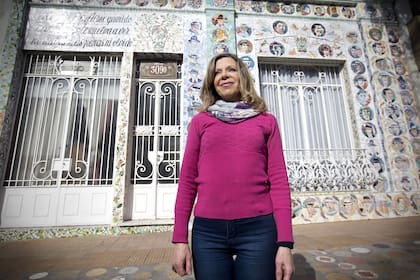 Regina Satz, de 60 años, coordinó el mural "La sonrisa de Gardel", que reviste el frente de su casa
