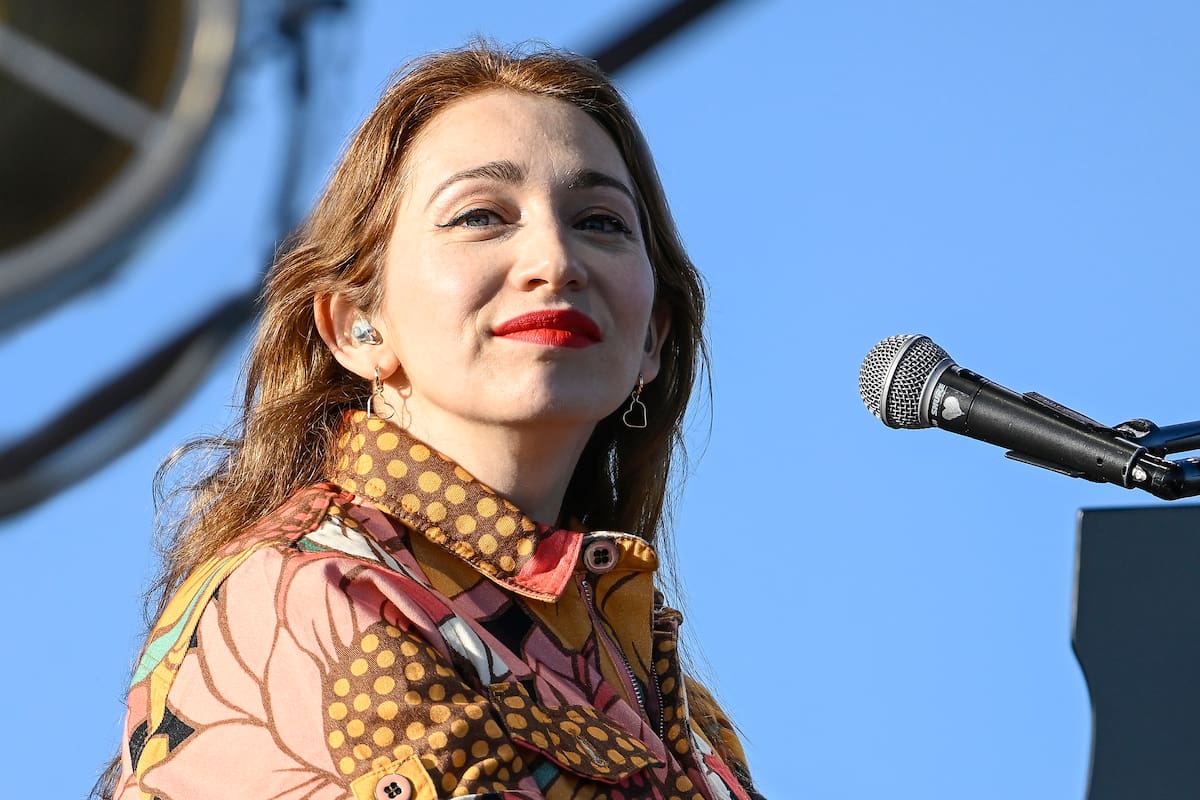 Regina Spektor acaba de lanzar un celebrado disco, Home, Before And After