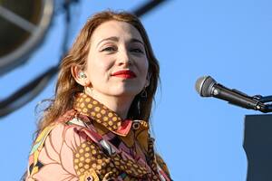 Regina Spektor acaba de lanzar un celebrado disco, Home, Before And After